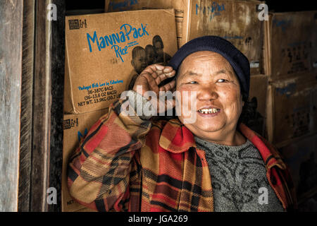 Myanmar, Chin-Staat, Porträt der Frau in einem ländlichen Dorf in ihrem Laden entlang der Straße Stockfoto