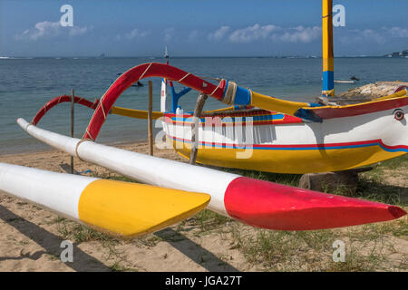 Balinesischen Fischerbooten am Strand von Sanur, Bali-Indonesien Stockfoto