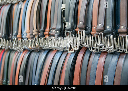 Hose Leder Gürtel in verschiedenen Farben in einem Geschäft Stockfoto