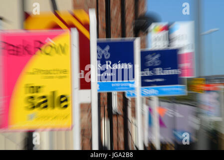 Konzeptbild zeigt Haus für Verkauf Zeichen durch neue Häuser zeigen Bewegung im Gehäuse Markt Selby Yorkshire Vereinigtes Königreich Stockfoto