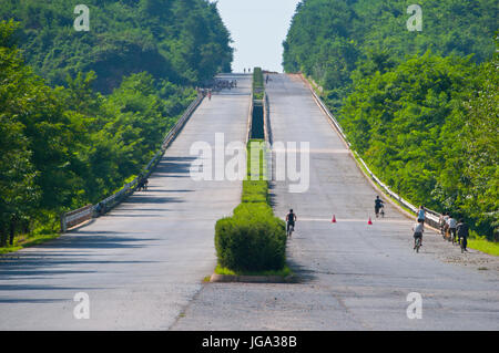 Radfahrer auf einer leeren Autobahn, Nordkorea Stockfoto