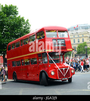 London, UK, married 07.01.2017 Just dekorierten spezielle Routemaster Bus am Trafalgar Square. Stockfoto