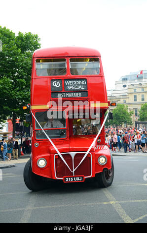 London, UK, married 07.01.2017 Just dekorierten spezielle Routemaster Bus am Trafalgar Square. Stockfoto