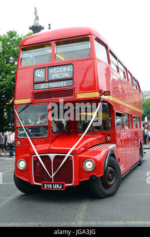 London, UK, married 07.01.2017 Just dekorierten spezielle Routemaster Bus am Trafalgar Square. Stockfoto