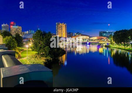 Adelaide, Australien - 16. April 2017: Adelaide Stadt Skyline in der Abenddämmerung über River Torrens von König William Brücke gesehen Stockfoto