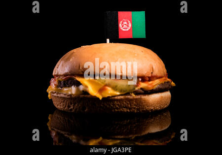 Afghanistan-Flag auf Hamburger auf schwarzem Hintergrund isoliert Stockfoto
