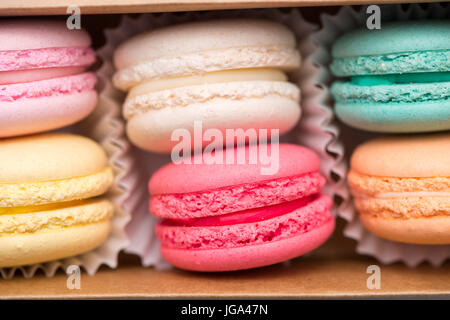 Süße macarons. Verschiedene französische cookies Makronen in einer Pappbox. Stockfoto