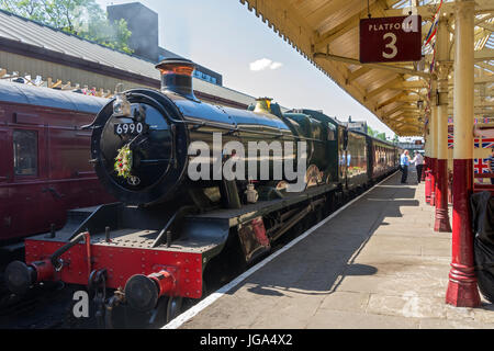 Great Western Railway (GWR) 6959 Klasse 4-6-0 Dampflok an Bury-Station, auf der East Lancashire Railway, Bury, größere Manchester, UK. Stockfoto