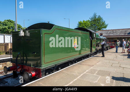 Great Western Railway (GWR) 6959 Klasse 4-6-0 Dampflok an Rawtenstall Station, auf der East Lancashire Railway, Rossendale, Lancashire, UK. Stockfoto