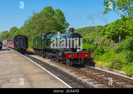 Great Western Railway (GWR) 6959 Klasse 4-6-0 Dampflok an Rawtenstall Station, auf der East Lancashire Railway, Rossendale, Lancashire, UK. Stockfoto