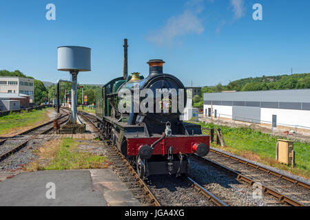 Great Western Railway (GWR) 6959 Klasse 4-6-0 Dampflok an Rawtenstall Station, auf der East Lancashire Railway, Rossendale, Lancashire, UK. Stockfoto