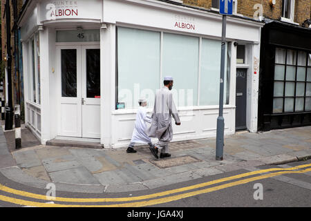 Muslimischen Vater und Sohn zu Fuß zum Redchurch Street Moschee in Spitalfields, Shoreditch, Tower Hamlets, East London E2 UK KATHY DEWITT Stockfoto