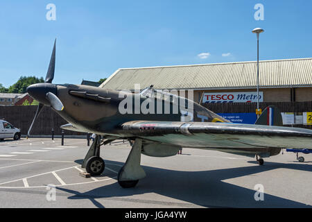 Hawker Hurricane WW2-Kampfflugzeuge (Nachbau) auf dem Display für die East Lancashire Railway '1940er Jahre Weekend'. Bei Ramsbottom, größere Manchester, UK. Stockfoto