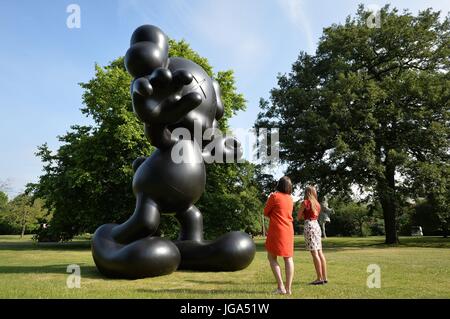 Kaws letzten Tage geht es auf dem Display im Regents Park, London vor der Eröffnung der Fries Skulptur, eine kostenlose Freigelände mit 23 führenden internationalen Künstlern, die vom 5 Juli bis 8. Oktober läuft. Stockfoto
