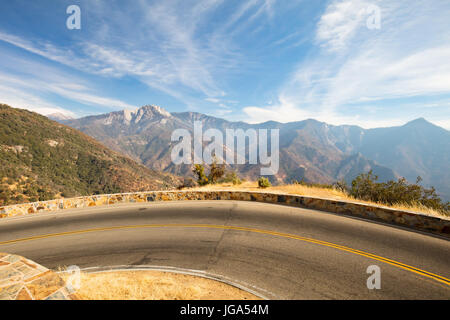 Amphitheater Point mit Blick auf Castle Rock Peak im Sequoia National Park auf Generals Highway in Kalifornien, USA Stockfoto