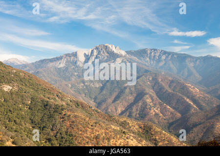 Amphitheater Point mit Blick auf Castle Rock Peak im Sequoia National Park auf Generals Highway in Kalifornien, USA Stockfoto