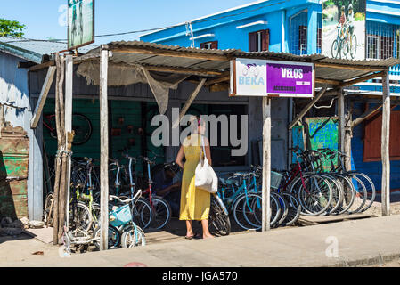 Toamasina, Madagaskar - 22. Dezember 2017: Frau auf der Suche nach Fahrrad in Fahrradgeschäft in Toamasina (Tamatave), Madagaskar, Ostafrika. Stockfoto