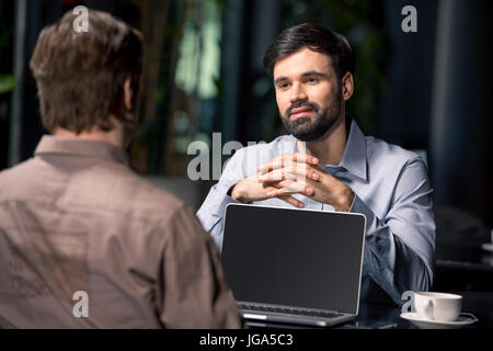 Business-Team treffen diskutieren Projekt mit Laptop im Café, Business-Lunch-Konzept Stockfoto