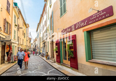 Antibes, Frankreich - 1. Juli 2016: Tagesansicht der typische Gasse in Antibes, Frankreich. Antibes ist ein beliebter Badeort im Herzen der Cote d'Az Stockfoto