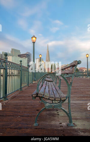 Blick auf die Innenstadt von San Francisco durch die Bänke an der Pier an einem bewölkten Morgen. Stockfoto