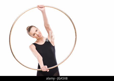 glücklich attraktive rhythmischen Sportgymnastik im schwarzen Trikot hält Hoop isoliert auf weiss Stockfoto