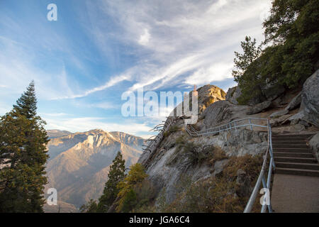 Sonnenuntergang an einem Herbstabend im Moro Rock im Sequoia Nationalpark, Kalifornien, USA Stockfoto