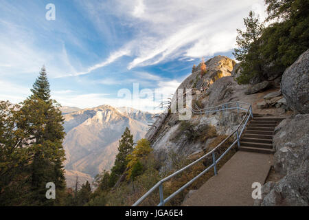 Sonnenuntergang an einem Herbstabend im Moro Rock im Sequoia Nationalpark, Kalifornien, USA Stockfoto