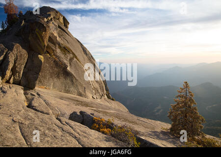 Sonnenuntergang an einem Herbstabend im Moro Rock im Sequoia Nationalpark, Kalifornien, USA Stockfoto