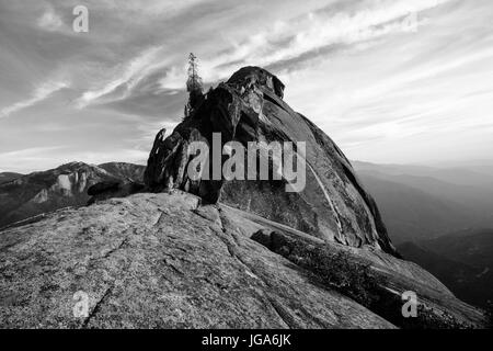 Sonnenuntergang an einem Herbstabend im Moro Rock im Sequoia Nationalpark, Kalifornien, USA Stockfoto