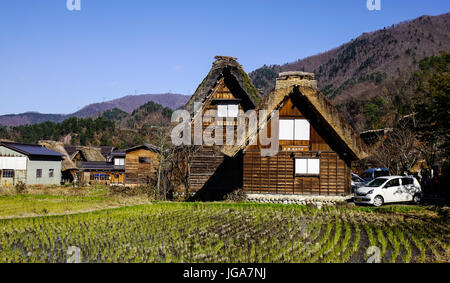 Gifu, Japan - 2. Dezember 2016. Holzhäuser mit Reisfeld am historischen Dörfer von Shirakawa-Go in Gifu, Japan. Das Dorf wurde als ein UNESCO W eingetragen. Stockfoto