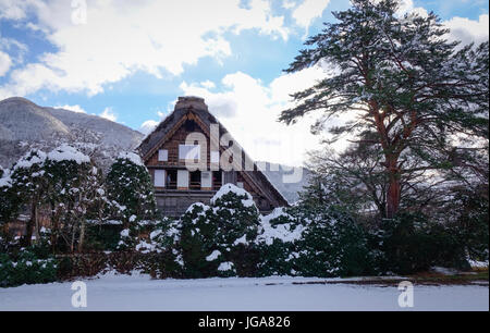 Historischen Dorf von Shirakawago unter blauem Himmel im Winter in Gifu, Japan. Shirakawago ist bekannt als einer der landschaftlich schönsten Orte in Japan. Stockfoto