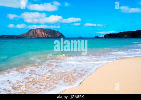 ein Blick auf den weißen Sandstrand von Playa De La Conchas Beach in La Graciosa Insel, auf den Kanarischen Inseln, Spanien, die Montana Clara Insel auf der linken Seite Stockfoto