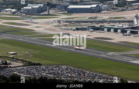 Luftaufnahme des Flugzeuges EastJet landet auf dem Flughafen von Manchester, UK Stockfoto