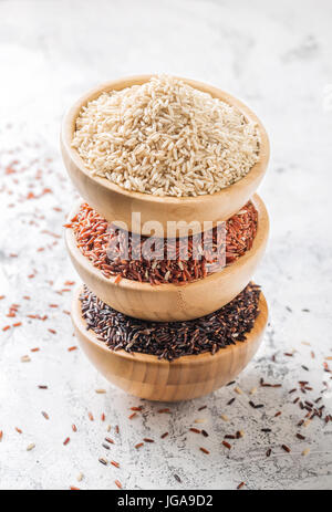 Verschiedene Arten von Reis in eine hölzerne Schüsseln Stockfoto