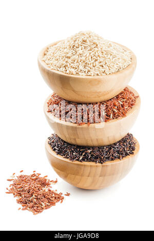 Verschiedene Arten von Reis in eine hölzerne Schalen isoliert auf weiss Stockfoto