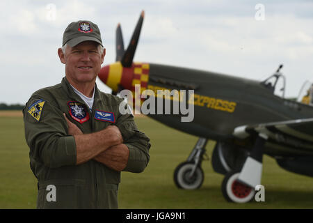 Pilot Lee Lauderback steht neben einem p-51 Mustang Berlin Express an das Imperial War Museum Duxford nach Abschluss einer historischen 5.470 Meile transatlantischen Reise in der Flying Legends Air Show fliegen. Stockfoto