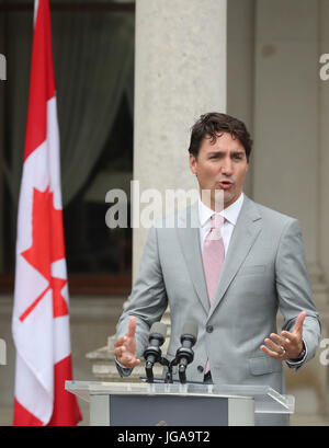 Der kanadische Premierminister Justin Trudeau im Gespräch mit den Medien im Farmleigh House in Dublin. Stockfoto