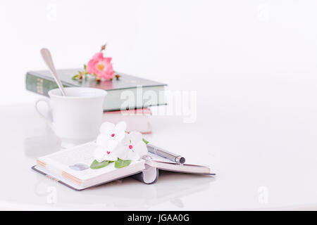 Offene Bücher mit Blumen und Kaffee am Morgen, Vintage-Ton. Stockfoto