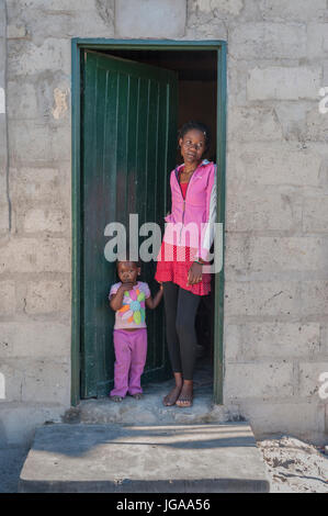 Junge Mutter und Tochter, Maun Botswana Stockfoto