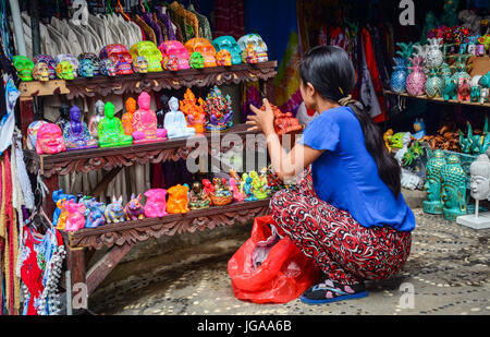 Bali, Indonesien - 21. April 2016. Eine Frau mit Souvenirs am Markt in Bali, Indonesien. Bali berichtet, dass er 2,88 Millionen ausländische Touristen begrüßte ich Stockfoto