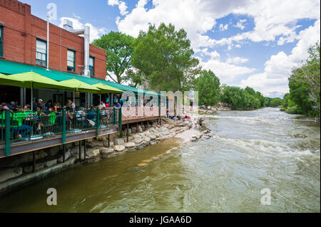 Bootshaus Cantina thront auf dem Arkansas River in der historischen Innenstadt, kleiner Berg Stadt Salida, Colorado, USA Stockfoto