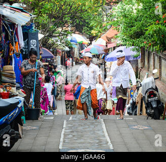 Bali, Indonesien - 21. April 2016. Menschen auf dem Großmarkt in Bali, Indonesien. Bali, berichtet, dass es 2,88 Millionen ausländische Touristen im Jahr 2012 begrüßt. Stockfoto