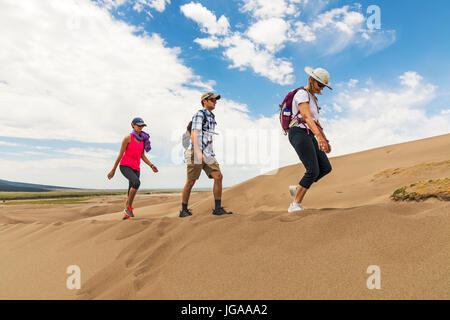 Besucher erkunden Great Sand Dunes National Park & vorbehalten; San Luis Valley; Colorado; USA; 44.246 Hektar & vorbehalten eine zusätzliche 41.686 Hektar Stockfoto