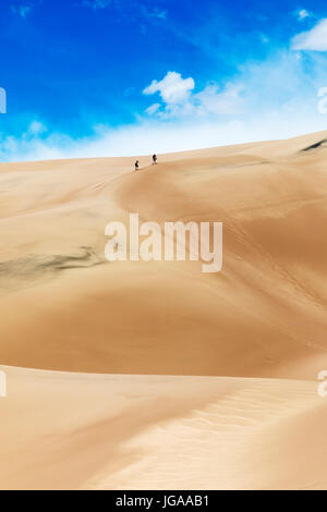 Besucher erkunden Great Sand Dunes National Park & vorbehalten; San Luis Valley; Colorado; USA; 44.246 Hektar & vorbehalten eine zusätzliche 41.686 Hektar Stockfoto