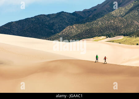 Besucher erkunden Great Sand Dunes National Park & vorbehalten; San Luis Valley; Colorado; USA; 44.246 Hektar & vorbehalten eine zusätzliche 41.686 Hektar Stockfoto