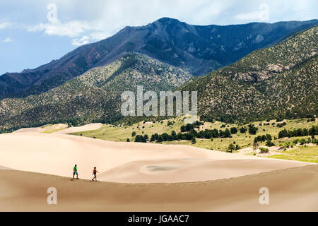 Besucher erkunden Great Sand Dunes National Park & vorbehalten; San Luis Valley; Colorado; USA; 44.246 Hektar & vorbehalten eine zusätzliche 41.686 Hektar Stockfoto