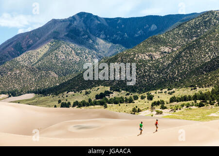 Besucher erkunden Great Sand Dunes National Park & vorbehalten; San Luis Valley; Colorado; USA; 44.246 Hektar & vorbehalten eine zusätzliche 41.686 Hektar Stockfoto