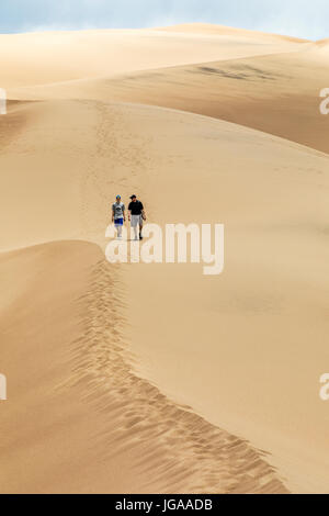 Besucher erkunden Great Sand Dunes National Park & vorbehalten; San Luis Valley; Colorado; USA; 44.246 Hektar & vorbehalten eine zusätzliche 41.686 Hektar Stockfoto