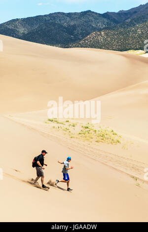 Besucher erkunden Great Sand Dunes National Park & vorbehalten; San Luis Valley; Colorado; USA; 44.246 Hektar & vorbehalten eine zusätzliche 41.686 Hektar Stockfoto