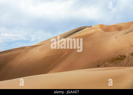 Besucher erkunden Great Sand Dunes National Park & vorbehalten; San Luis Valley; Colorado; USA; 44.246 Hektar & vorbehalten eine zusätzliche 41.686 Hektar Stockfoto